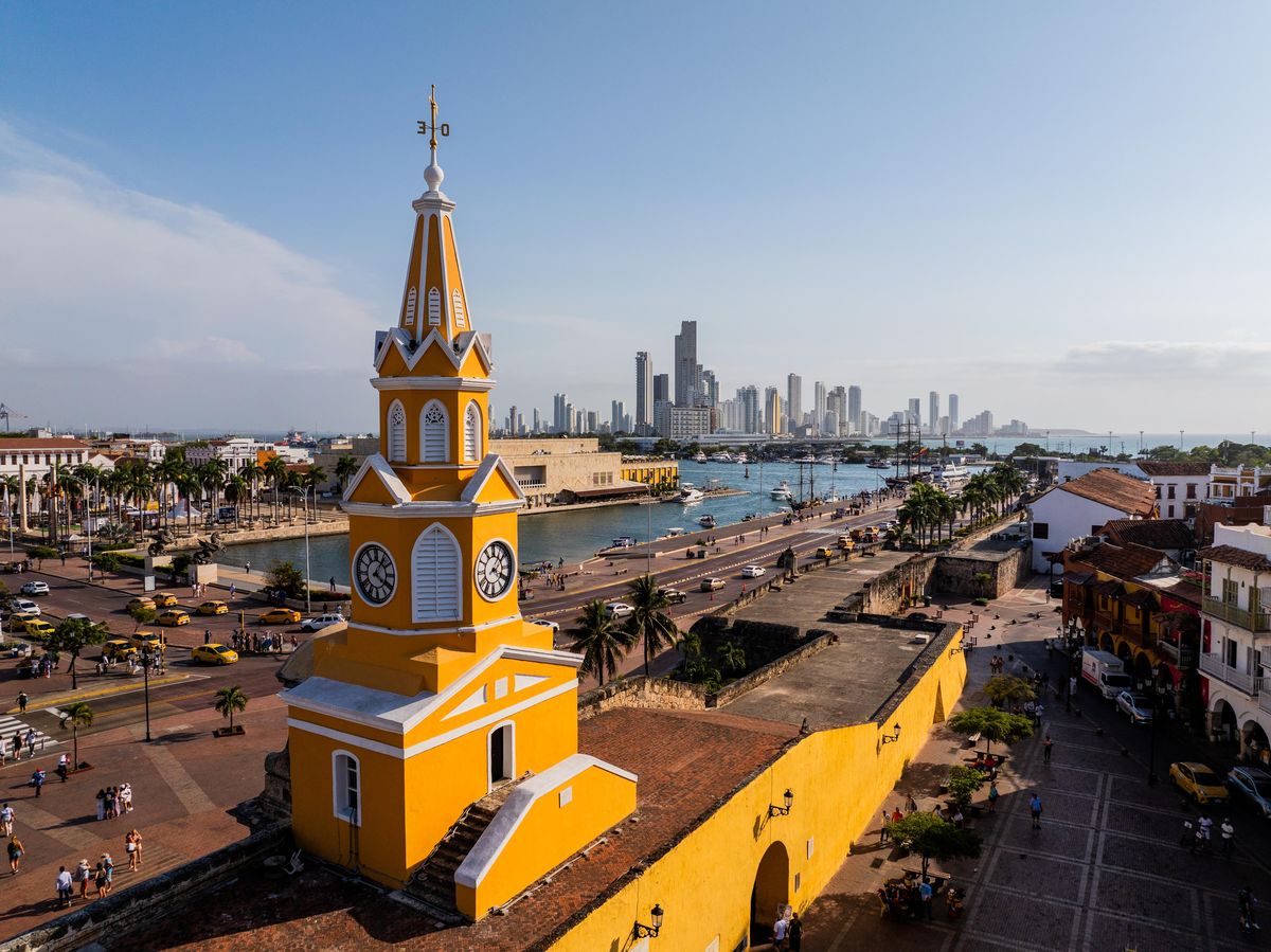 Un paseo privado por la bahía de Cartagena con atardecer, vino y flores, pensado para vivir el romance en el corazón del Caribe colombiano.