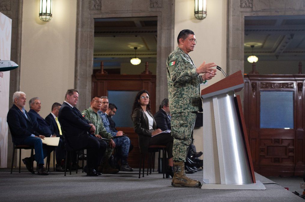 Dirigentes y funcionarios escuchan la exposición sobre Mexicana de Aviación, del titular de la Sedena, Luis Cresencio Sandoval González.