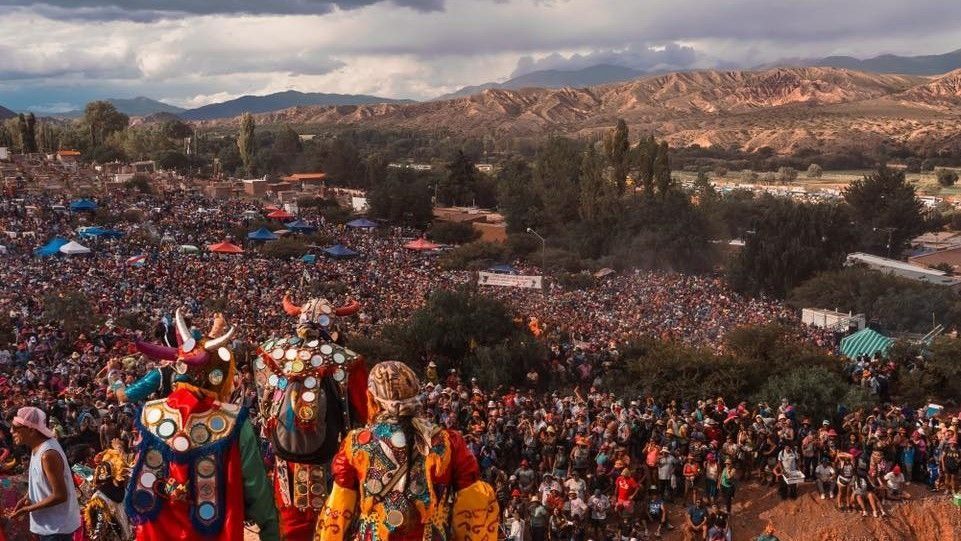 Carnaval en Jujuy: el Tren Solar de la Quebrada comienza por Volcán, continúa por Tumbaya, Purmamarca, Maimará y Tilcara.
