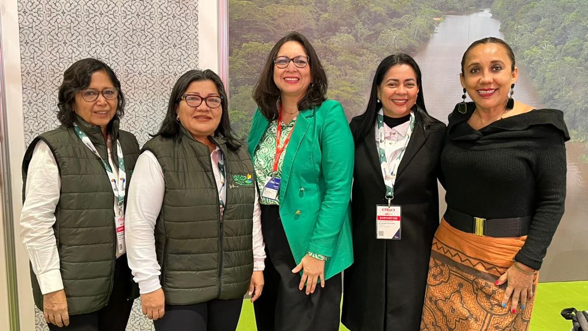 Marisol Rivera, Mary Celis, Rosanna Zumba, Karla Campos de Río Amazonas Iquitos Perú; y Patricia Campos, presidenta de Apavit.