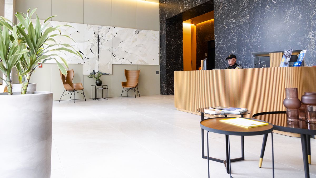 Lobby del edificio Iqon, uno de los inmuebles con departamentos gestionados por Top Rentals en Quito. Lobby del edificio Iqon, uno de los inmuebles con departamentos gestionados por Top Rentals en Quito.