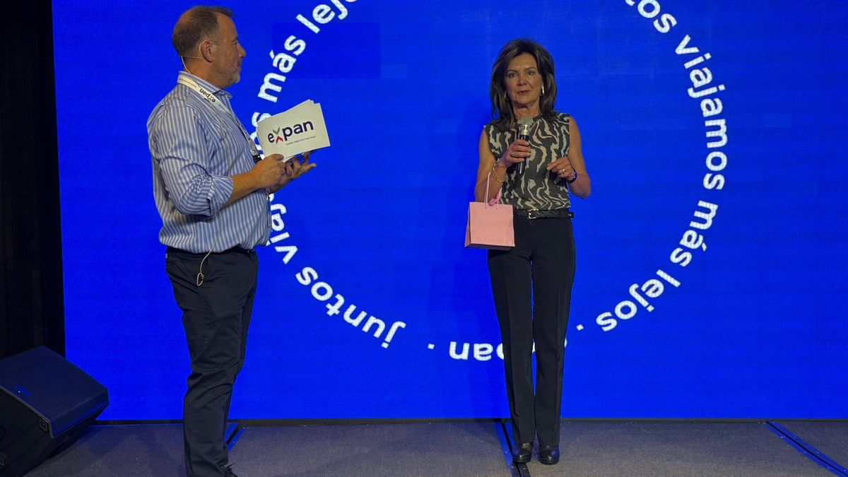 Angélica Mandujano, de Turismo Cocha, recibió una distinción especial por parte del equipo de Expan Tours. Angélica Mandujano, de Turismo Cocha, recibió una distinción especial por parte del equipo de Expan Tours.