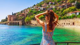 altText(Vacaciones 2025: 3 propuestas soñadas para recorrer Turquía y Grecia en un mismo viaje)}