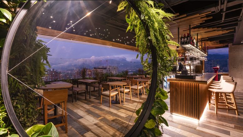 York Medellin, Curio Collection by Hilton: el rooftop Ze View, con atención hasta la medianoche, invita a disfrutar de cócteles de autor con una de las vistas más espectaculares de la ciudad.