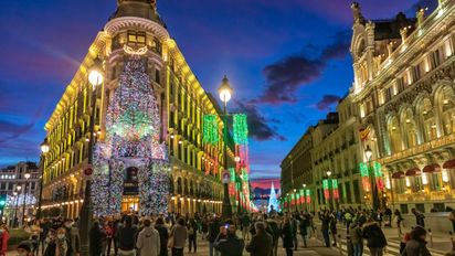 El centro de la ciudad de Madrid decorado por Navidad, donde la ocupación hotelera se mantuvo por encima del 71%