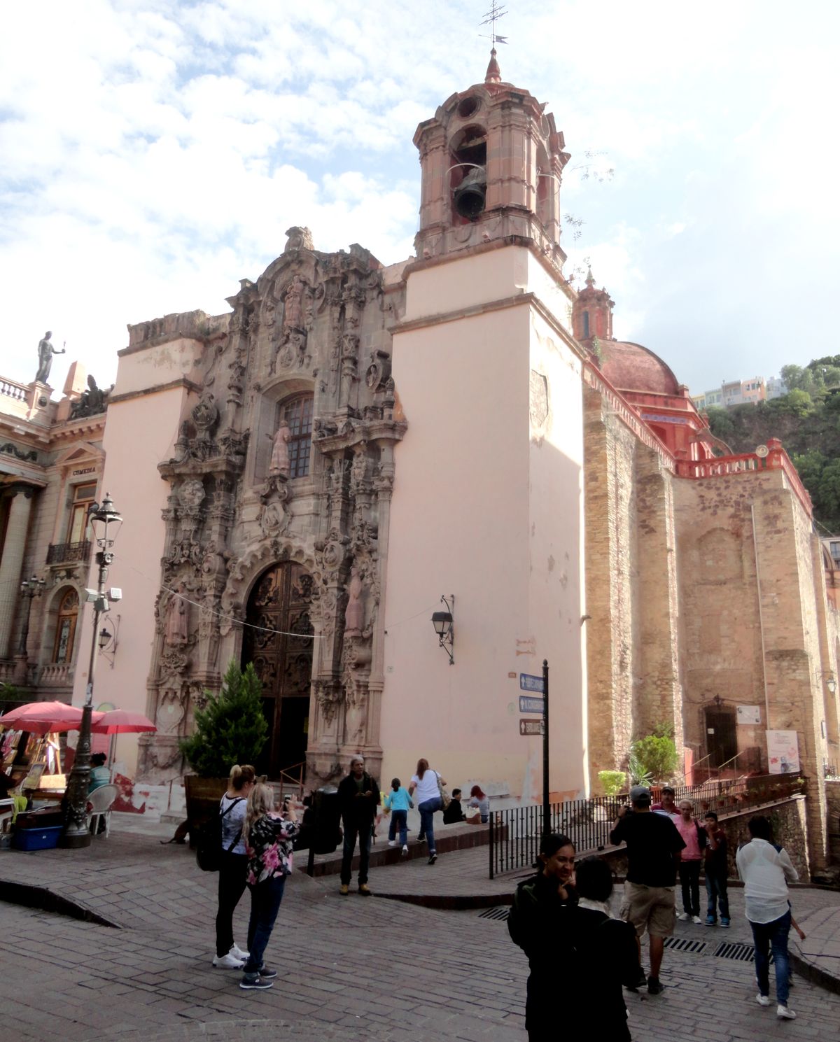 El templo de San Diego es conocido por la leyenda del amor trágico entre dos amantes separados por familias rivales.