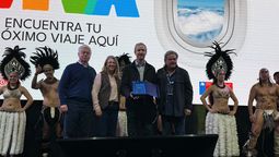 VyVA 2026: Álvaro Castilla, recibió un premio a la trayectoria de mano de la subsecretaria de Turismo y autoridades de la feria.