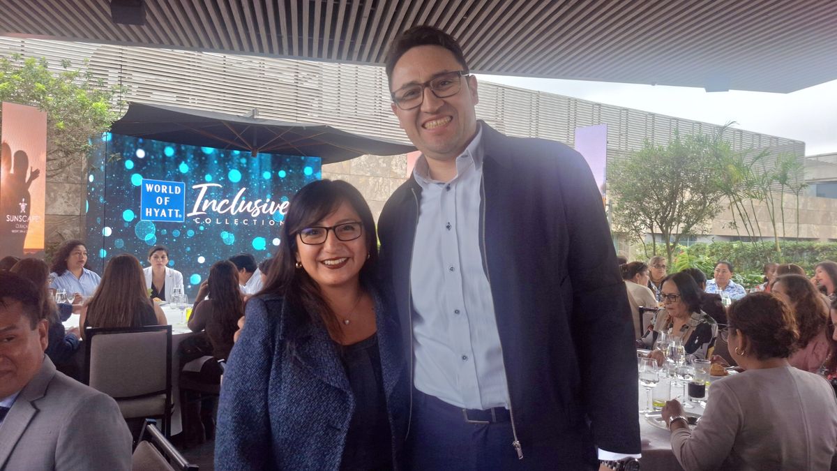 David Abril, director de Ventas Dreams Karibana Cartagena, junto a una de las agencias de viajes. David Abril, director de Ventas Dreams Karibana Cartagena, junto a una de las agencias de viajes.