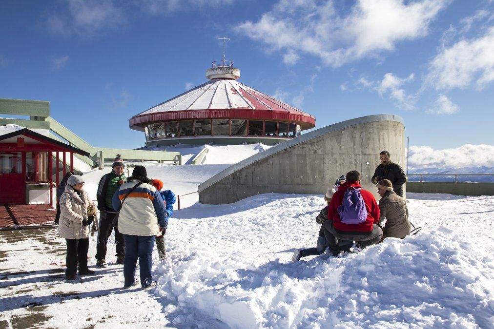 Vacaciones de invierno: es posible llegar a la cima del Cerro Otto de forma gratuita mediante un camino para vehículos.