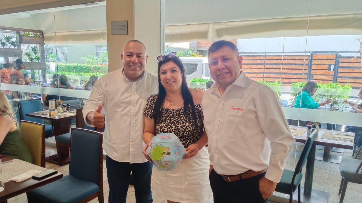 Hugo R&iacute;os, Director Comercial de Per&uacute; Ink&aacute;sico, y Tito Ilizarbe, CEO de la empresa junto a una agente de viajes.