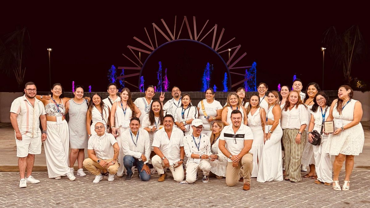 Agentes de viajes de HotelDO en el fam que los llevó a disfrutar el AVA Resort Cancún, del portafolio de RCD Hotels.