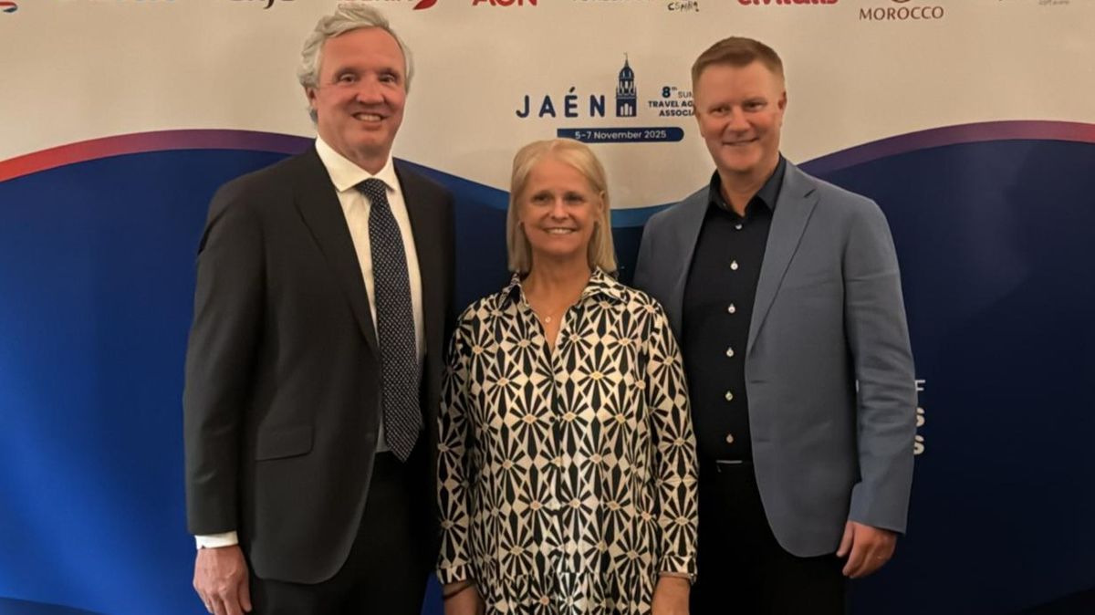 Carlos Garrido (izquierda) es el anfitrión del evento.