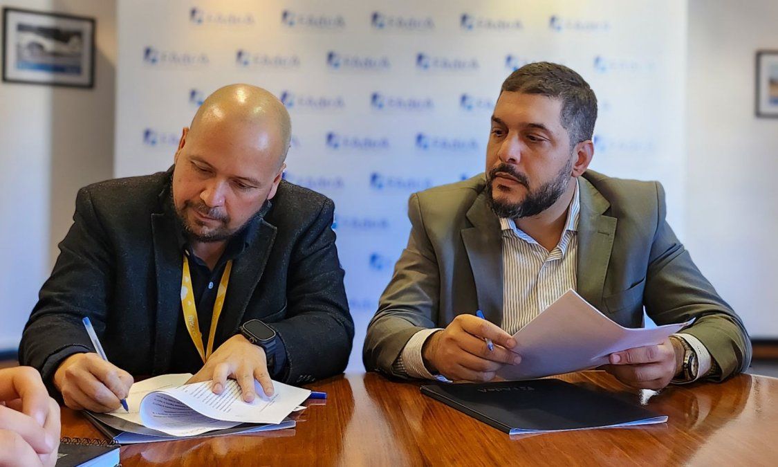Mauricio Sana, CEO de Flybondi y Julio Manco, presidente de FAdeA