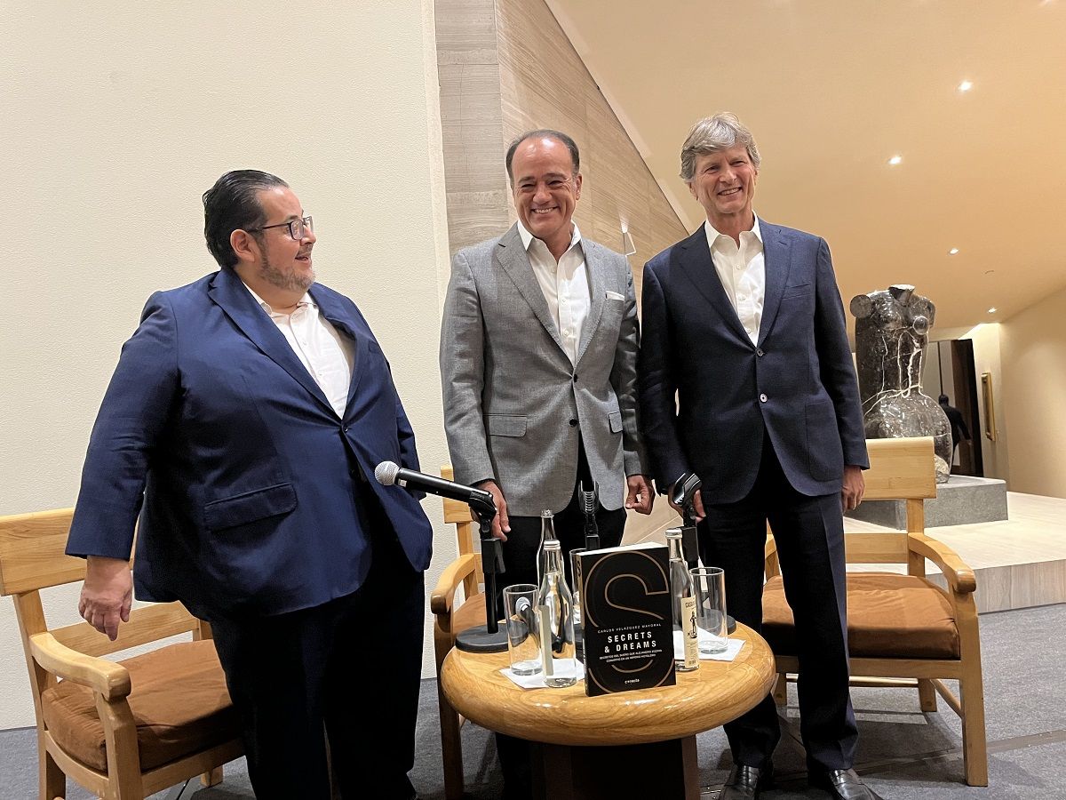 Enrique de la Madrid presentó el libro sobre la vida de Alex Zozaya, fundador de AMResorts, un hombre visionario que convirtió las crisis en oportunidades.