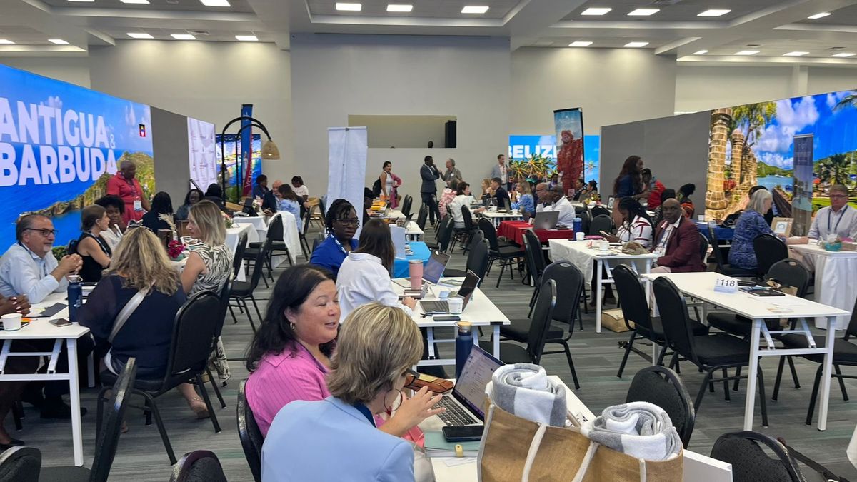 Empresarios en rondas de negocio en el Caribbean Travel Marketplace 2025.