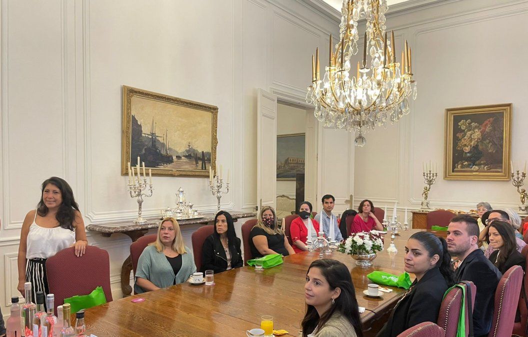 Los asistentes durante la presentación en la embajada de Perú.