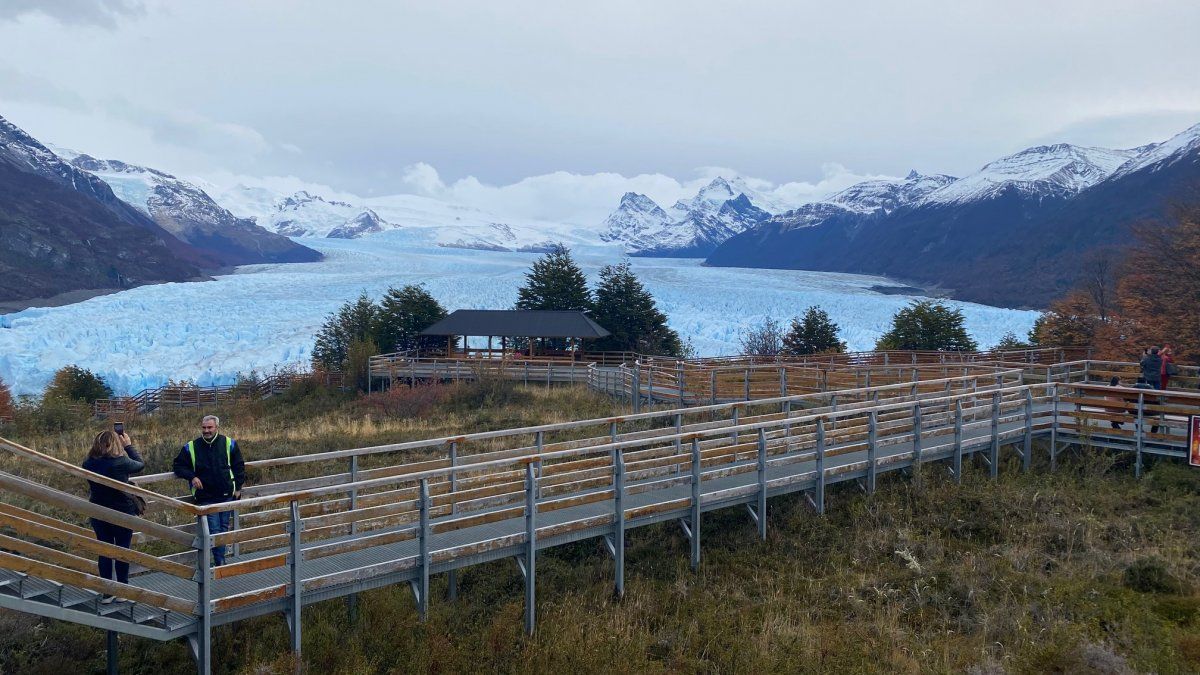 Una vez en el Glaciar más conocido de El Calafate, se puede apreciar la majestuosidad que impacta a los ojos del viajante, desde los diferentes balcones, que tienen también un área de accesibilidad.