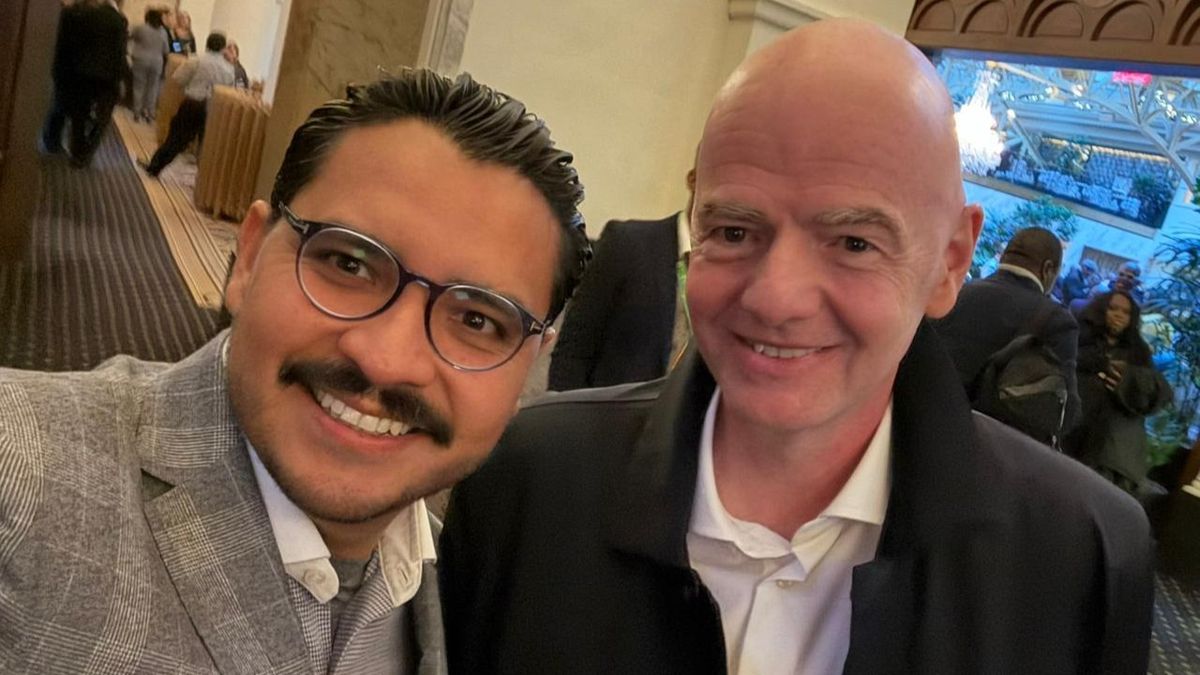 Jesús Montoya, CEO de All Access Luxury Group, junto a Gianni Infantino, presidente de la FIFA.