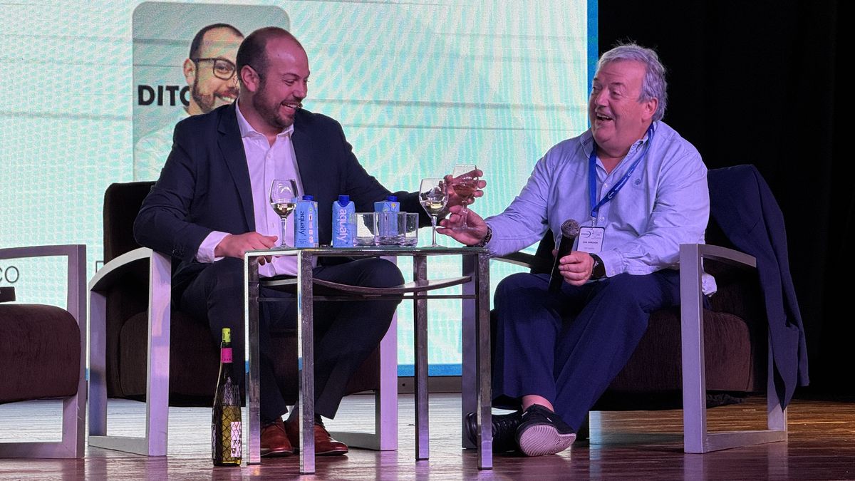 Lander Arriaga (izquierda), director de DIT Gestión, y Jon Arriaga, fundador y presidente de honor de la compañía, brindan durante su V Convención.