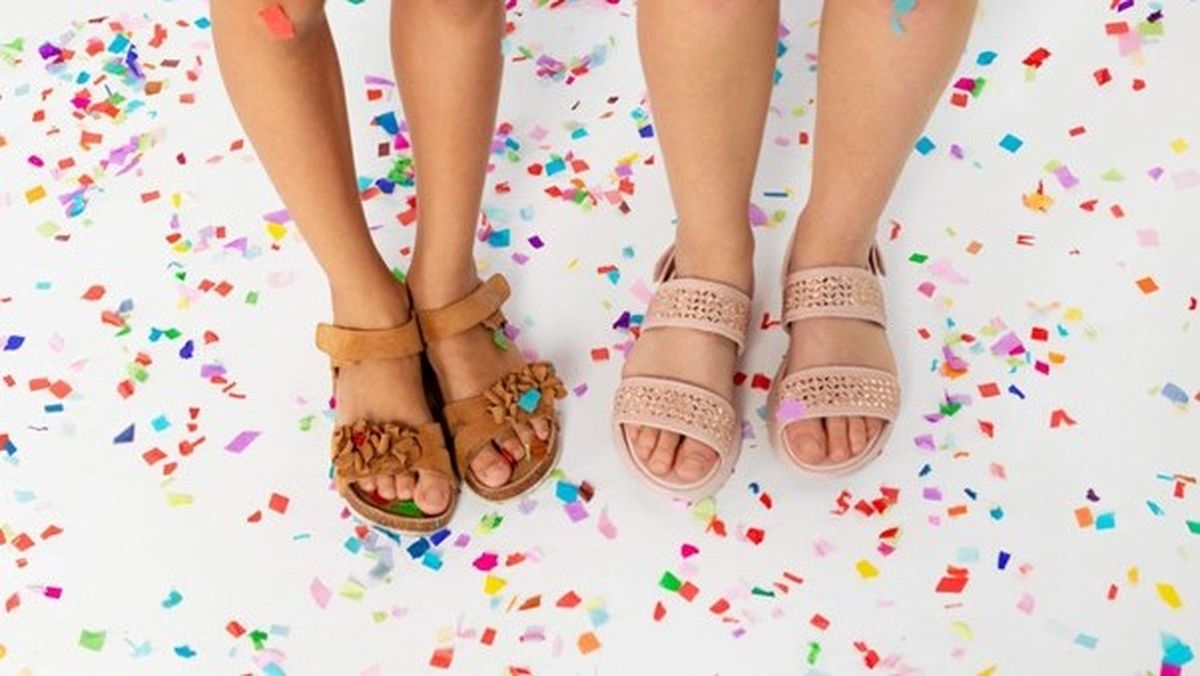 Elegir las sandalias adecuadas para las más pequeñas requiere considerar múltiples factores que van más allá de la estética.