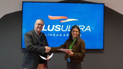 El presidente de Plus Ultra Líneas Aéreas, Julio Martínez Sola, y la presidenta de Sitcpla, Laura Gil