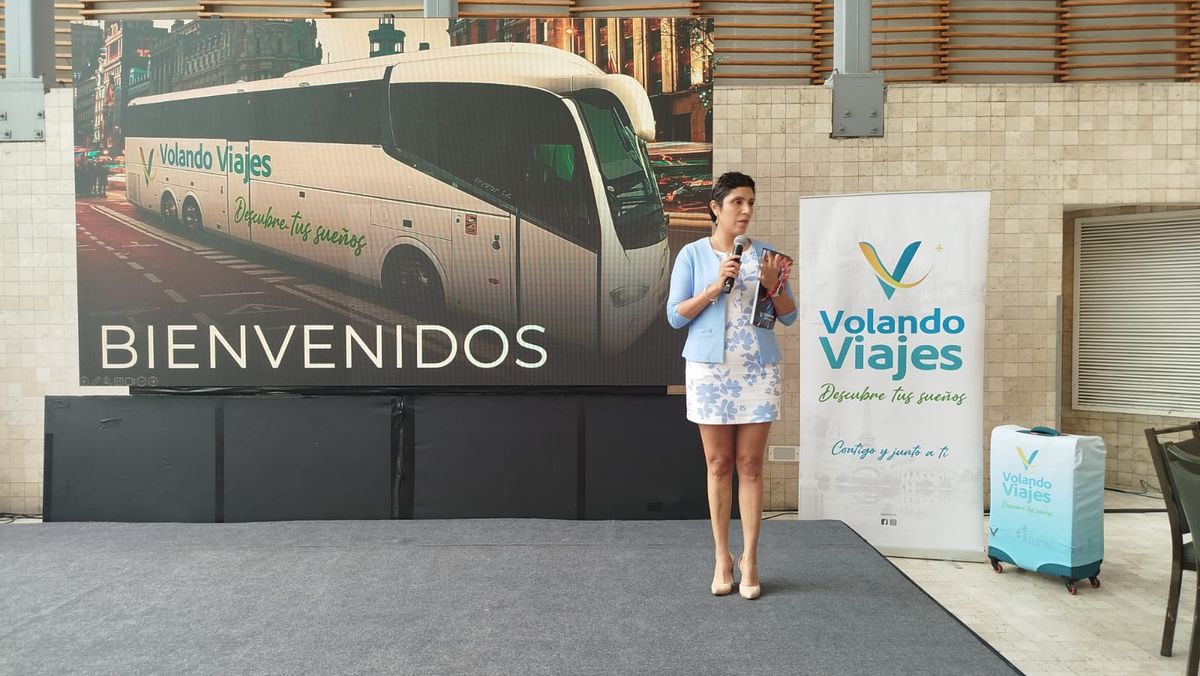 Ingrid del Busto mostrando el nuevo bus de la mayorista que viene recorriendo Europa.
