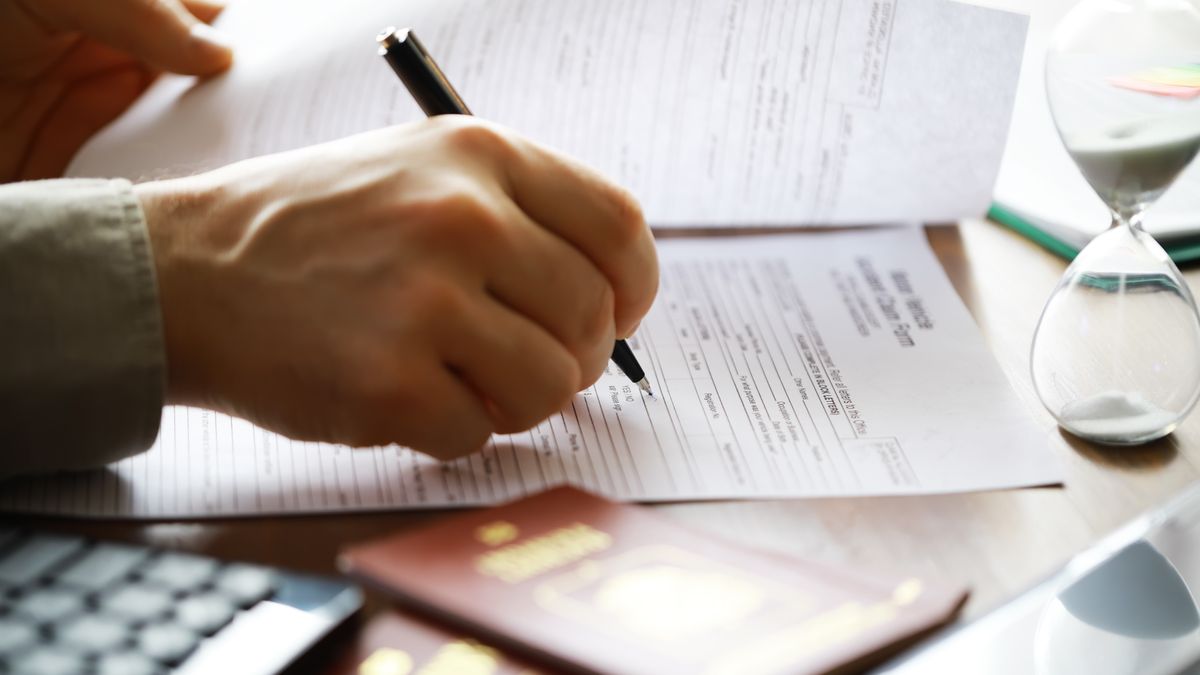 El temor a una posible interrupción del servicio de pasaportes ha llevado a miles de ciudadanos a buscar atención presencial, lo que ha generado largas filas desde la madrugada.