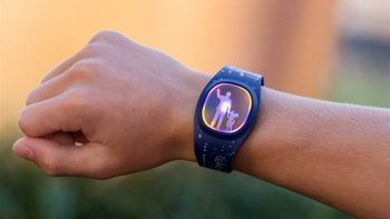 Walt Disney World Resort presenta la pulsera MagicBand+ , con nuevas funciones como realidad aumentada.&nbsp;