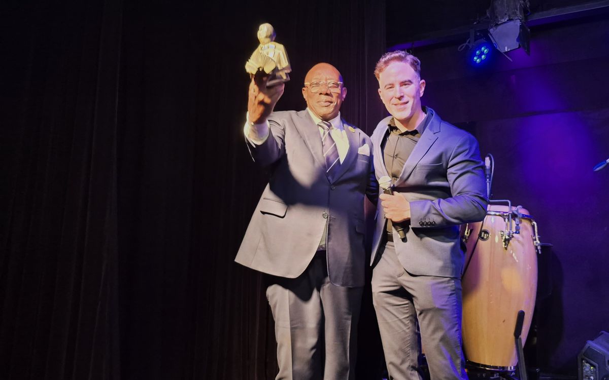 El embajador de Angola en Argentina, Azevedo Xavier Francisco, y Luciano Machi, director de Marketing de Michelangelo Legend.