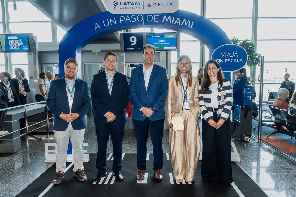 Ejecutivos de LATAM Airlines y Delta Air Lines en la puerta de embarque al vuelo EZE-MIA sin escalas.