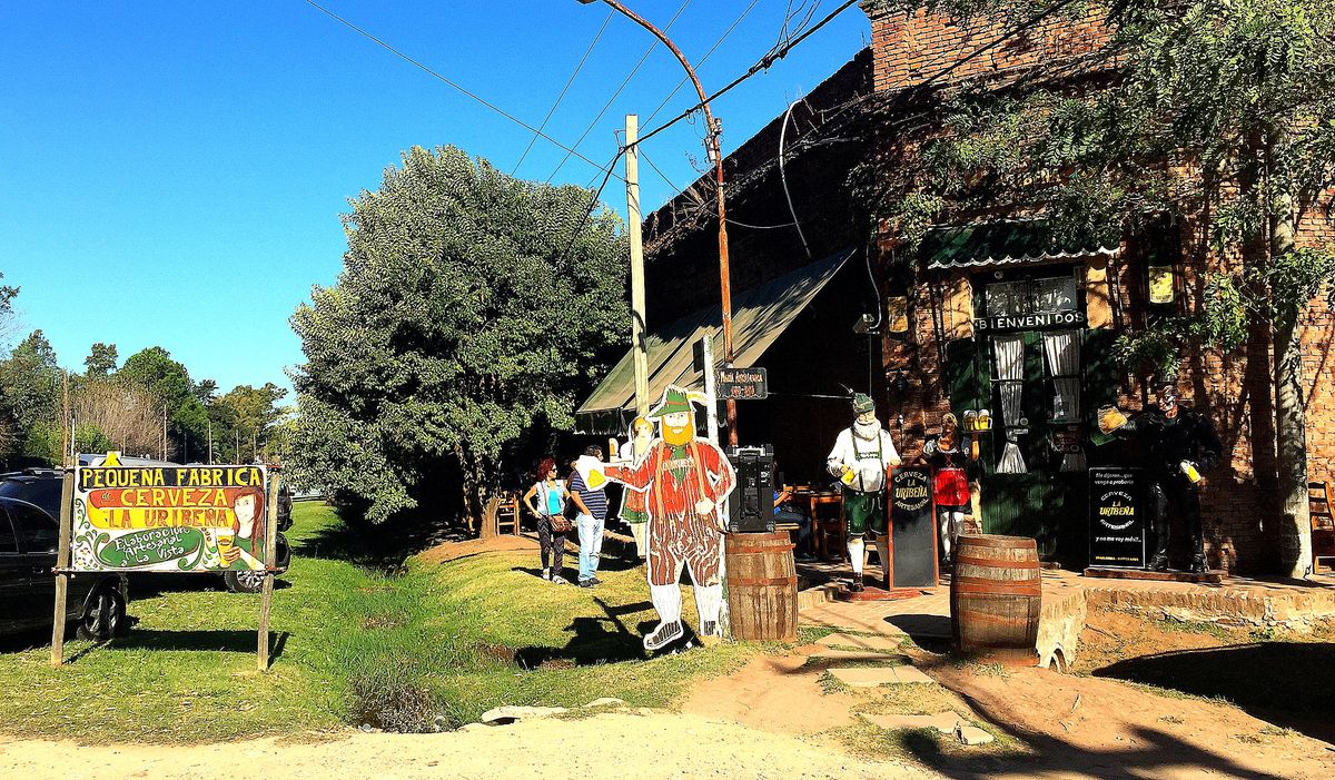 Escapadas en Buenos Aires: el patio cervecero de La Uribeña es un imperdible de las escapadas de fin de semana.