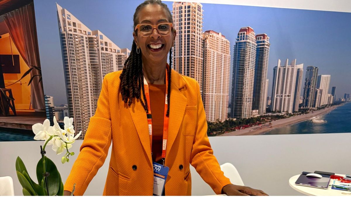 Sunny Ilses Beach Miami dentro de los expositores de IPW 2025.