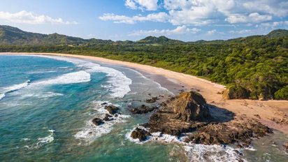 Panamá, Costa Rica y Nicaragua se unen en una ruta que mezcla canal, volcanes, bosques nubosos, ciudades coloniales y playas del Pacífico.