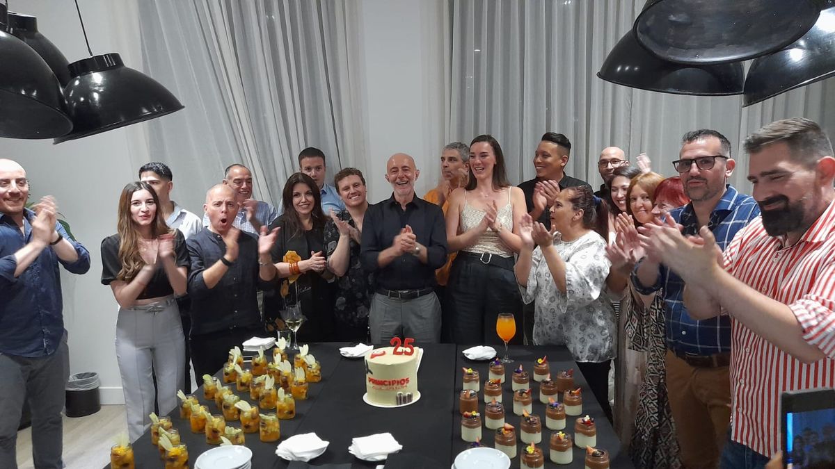 El equipo completo de Principios a la hora del brindis.