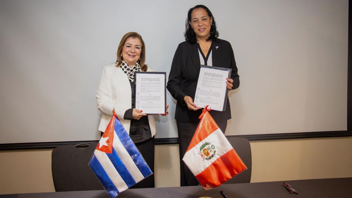 Graciela Seminario Marón, jefa nacional del CENFOTUR y la Viceministra de Turismo de Cuba, Yamily Aldama Valdés.