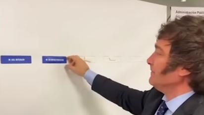 Afuera: Javier Milei arranca la etiqueta con el nombre Turismo.