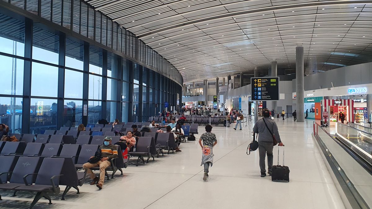 La nueva tasa busca financiar infraestructura, pero expertos advierten que elevar costos aéreos podría reducir pasajeros y afectar el turismo.