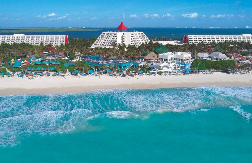 Oasis Hotels pisa fuerte en Cancún.
