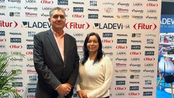 El fundador y director de Aswan Tours, Nader Elgendy; junto a Carmen Acevedo, gerenta administrativa de la empresa, en Fitur 2026.