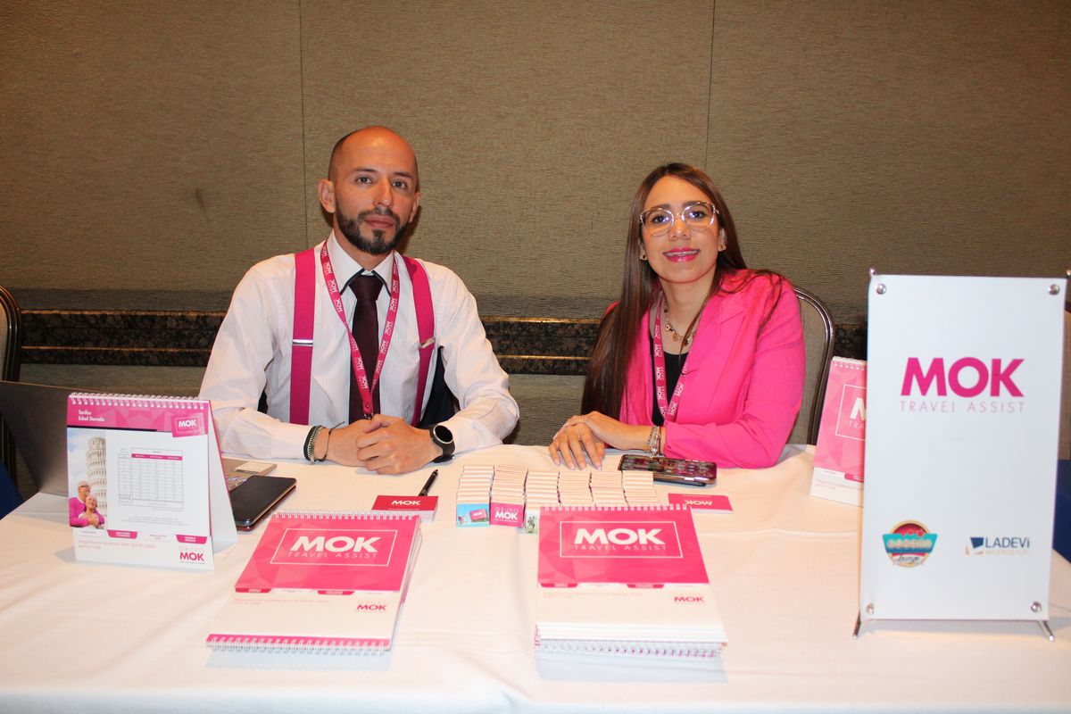 Edward Riveros, coordinador comercial de Grupo Mok y Dahian Ramírez, asesora comercial de Grupo Mok.