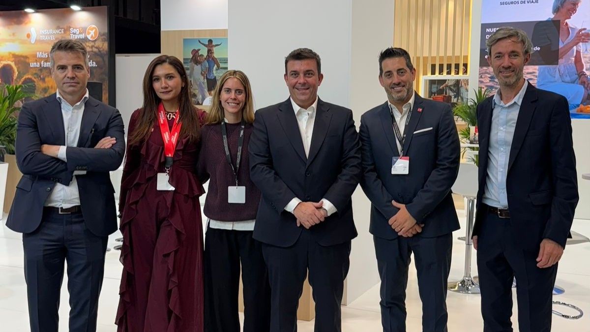 Carlos Stefani (primero izq.), CEO de Assist Card; junto a Julio Álvarez (centro) y colaboradores.