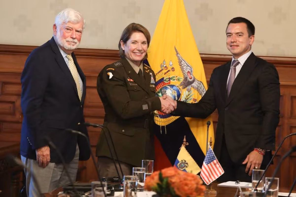 El presidente de Ecuador Daniel Noboa se reunió con una delegación del Gobierno de Estados Unidos para tratar los temas de seguridad y el apoyo que el país norteamericano brindará pronto. - Ladevi Medios y Soluciones El presidente de Ecuador Daniel Noboa se reunió con una delegación del Gobierno de Estados Unidos para tratar los temas de seguridad y el apoyo que el país norteamericano brindará pronto.