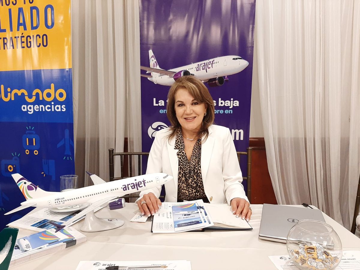 Rocío de Díaz, directora de Discover the World Ecuador, expuso la oferta de la aerolínea Arajet en el Workshop de Ladevi Quito.  