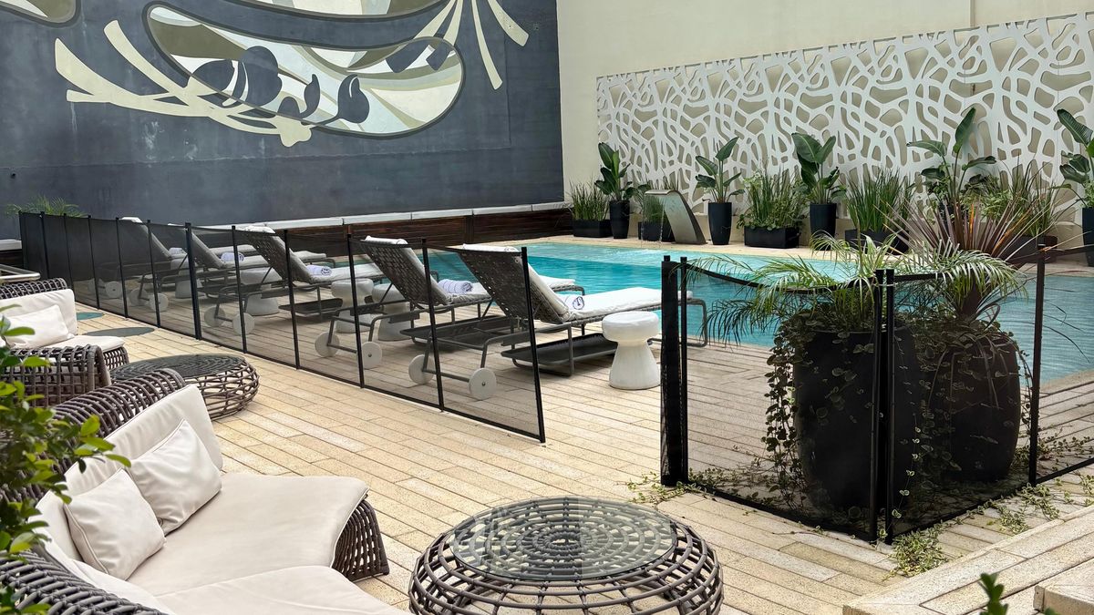 Buenos Aires: la piscina y solarium de Ilum Experience Home es uno de los sectores más relajantes del lugar. 