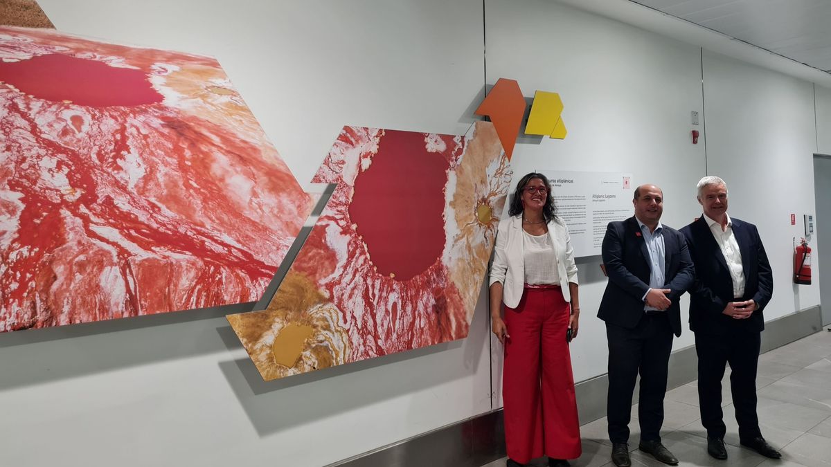 Verónica Pardo, subsecretaria de Turismo; Cristóbal Benítez, director nacional de Sernatur; y Nicolas Claude, gerente general de Nuevo Pudahuel, inauguraron la pasarela Chile, un Viaje Infinito. - Ladevi Medios y Soluciones Verónica Pardo, subsecretaria de Turismo; Cristóbal Benítez, director nacional de Sernatur; y Nicolas Claude, gerente general de Nuevo Pudahuel, inauguraron la pasarela Chile, un Viaje Infinito.