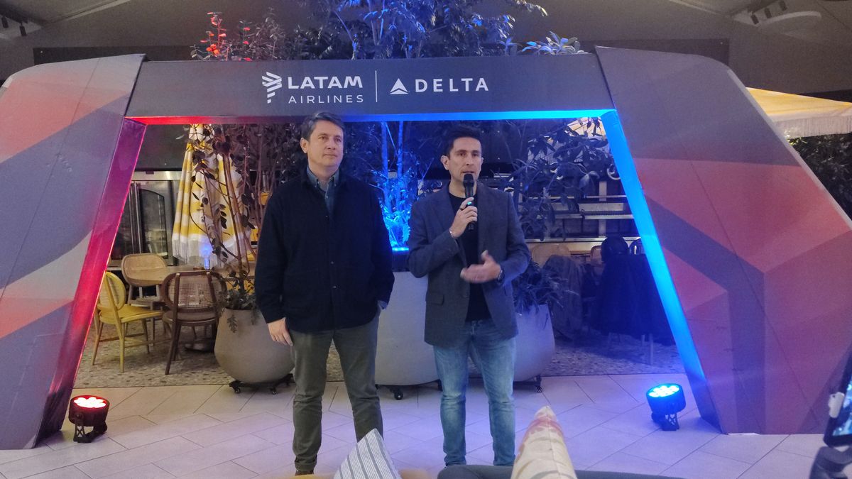 Ricardo Garnica, gerente regional de Rendimiento y Marketing de Delta Air Lines y Camilo Prieto, gerente nacional de ventas de Latam Airlines Colombia.