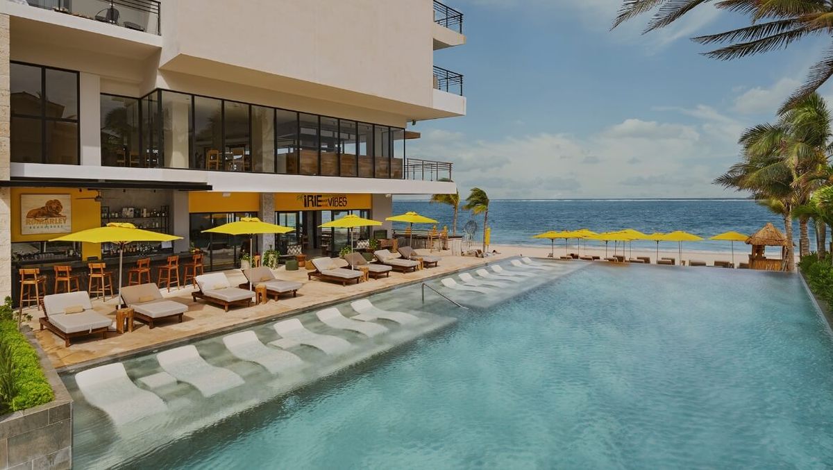 The Fives Oceanfront es un hotel boutique de 93 habitaciones ubicado en Puerto Morelos que pertenece al catálogo de Preferred Hotels.