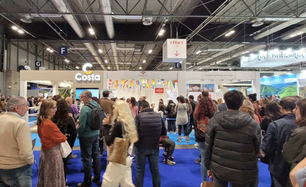 Exposición de productos de cruceros en FITUR 2024.