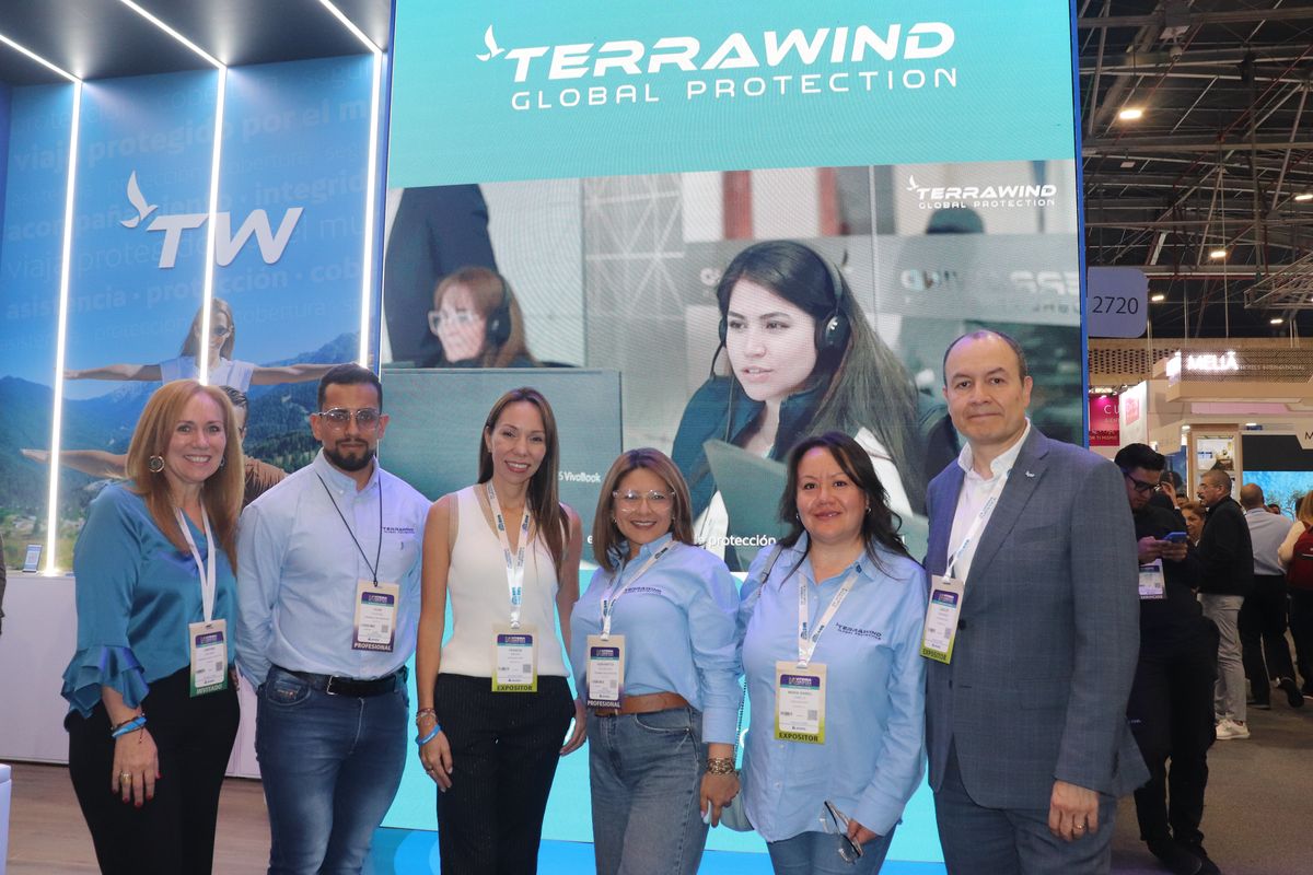 Carlos Fernández, CEO de Terrawind Global Protection y Cristina Escobar, Country Manager Colombia junto con el equipo de Terrawind.