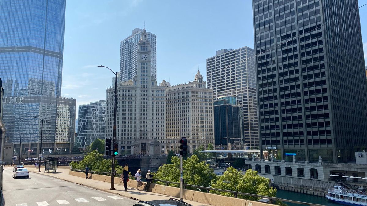A bordo del Big Bus, los visitantes recorren los puntos más emblemáticos de Chicago con vistas panorámicas y paradas libres.